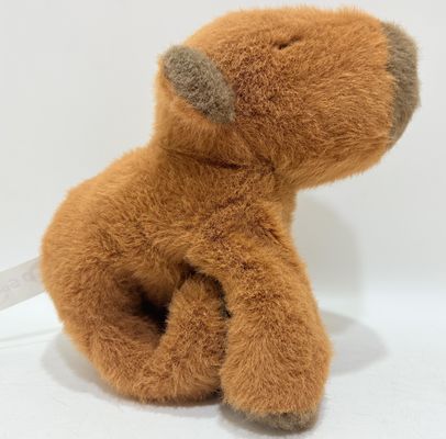 Il braccialetto di capybara può essere indossato sul manubrio della bicicletta, sulle maniglie delle racchette da badminton e in altre posizioni.