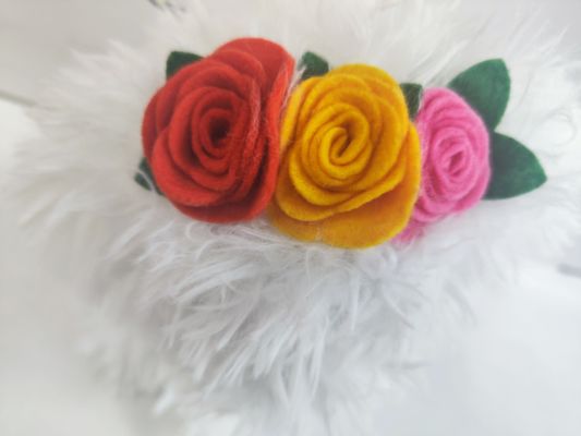 Danza e canto cane bianco con fiori e campane sulla testa bambini giocattolo regalo del giorno dei bambini