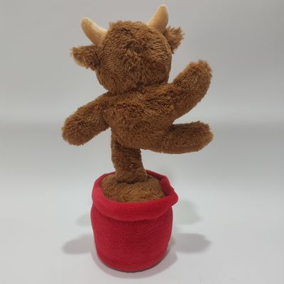 Una mucca di montagna che canta e balla