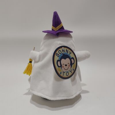 Fantasmi bianchi di Halloween con cappelli e scope